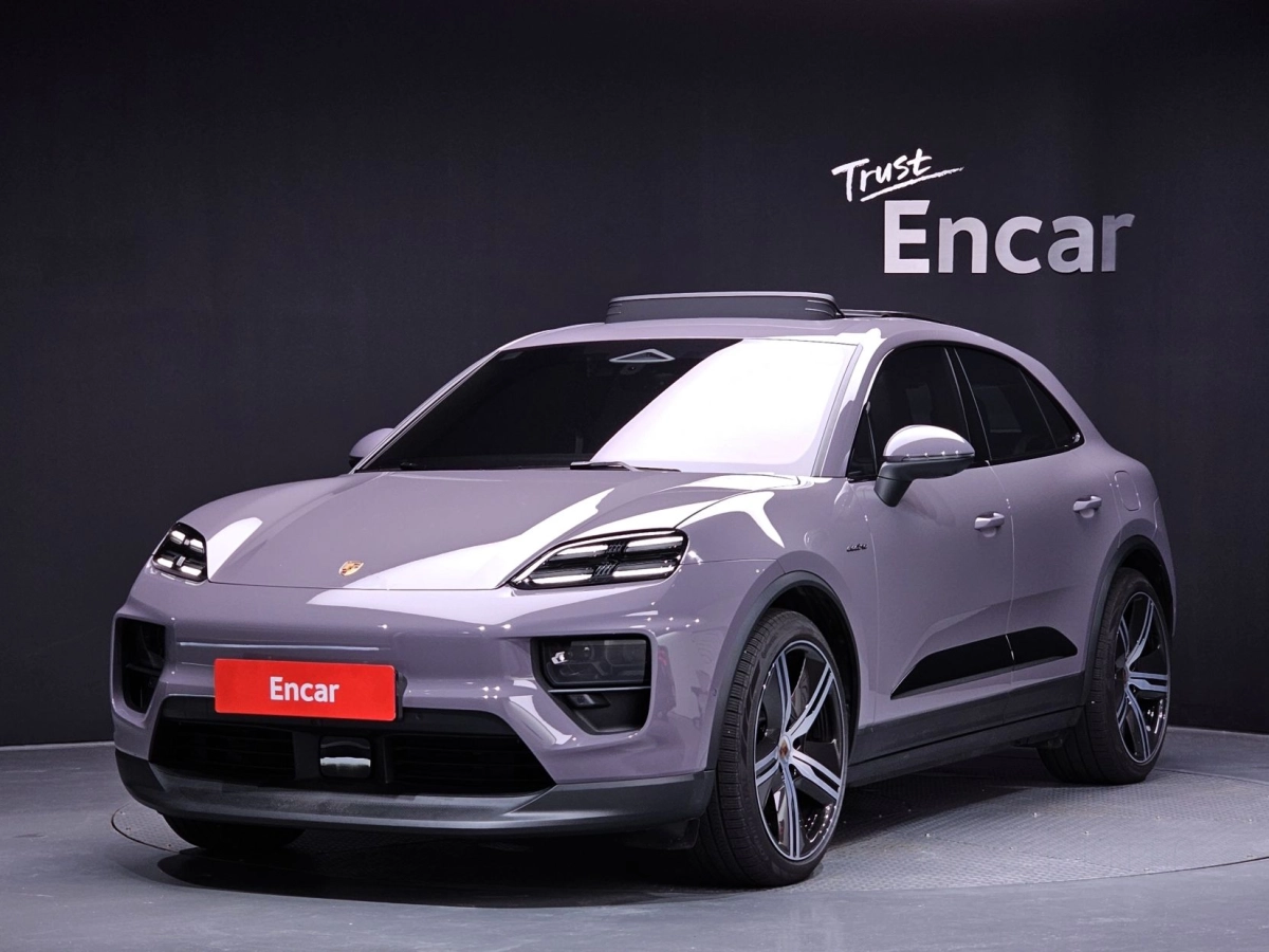 PORSCHE MACAN EV