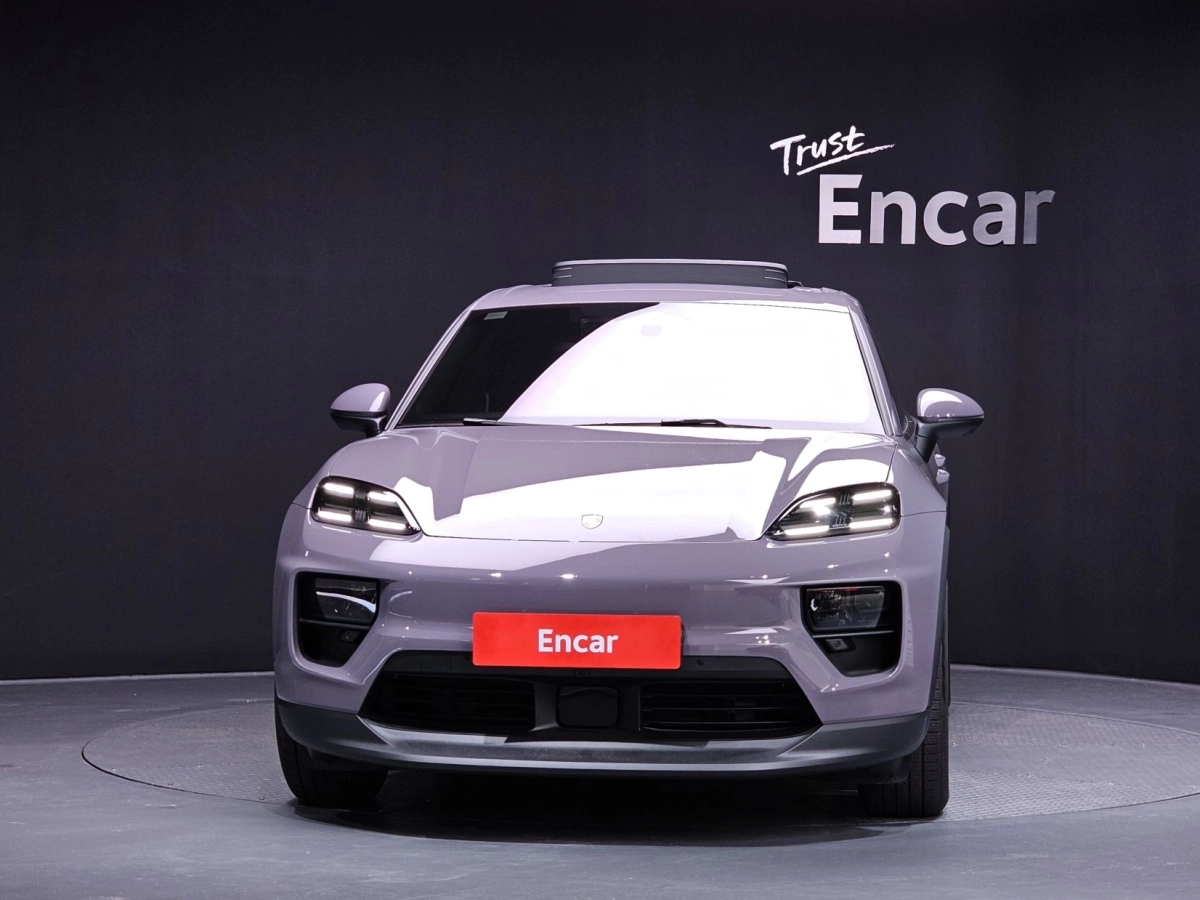 PORSCHE MACAN EV