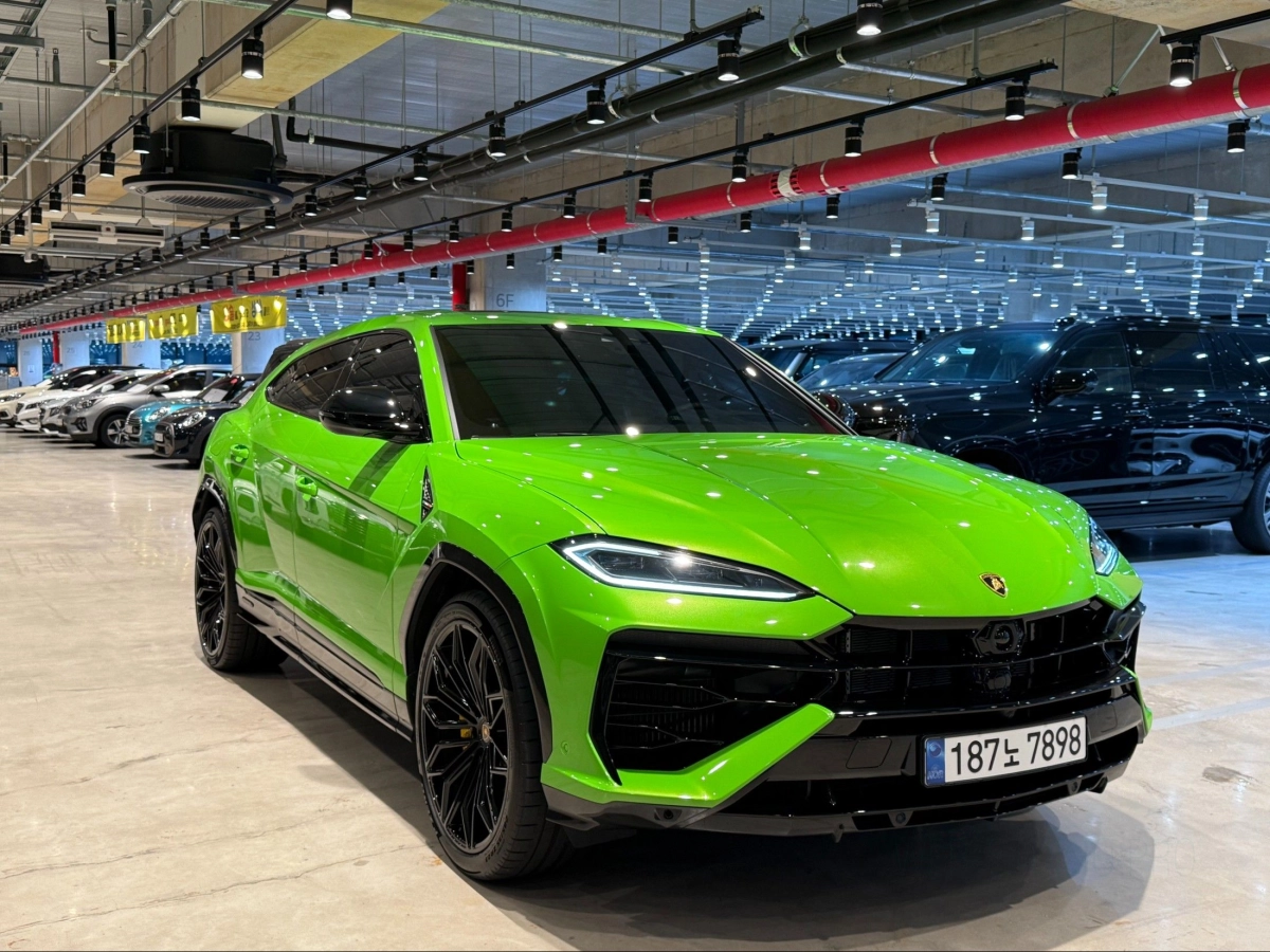 LAMBORGHINI URUS