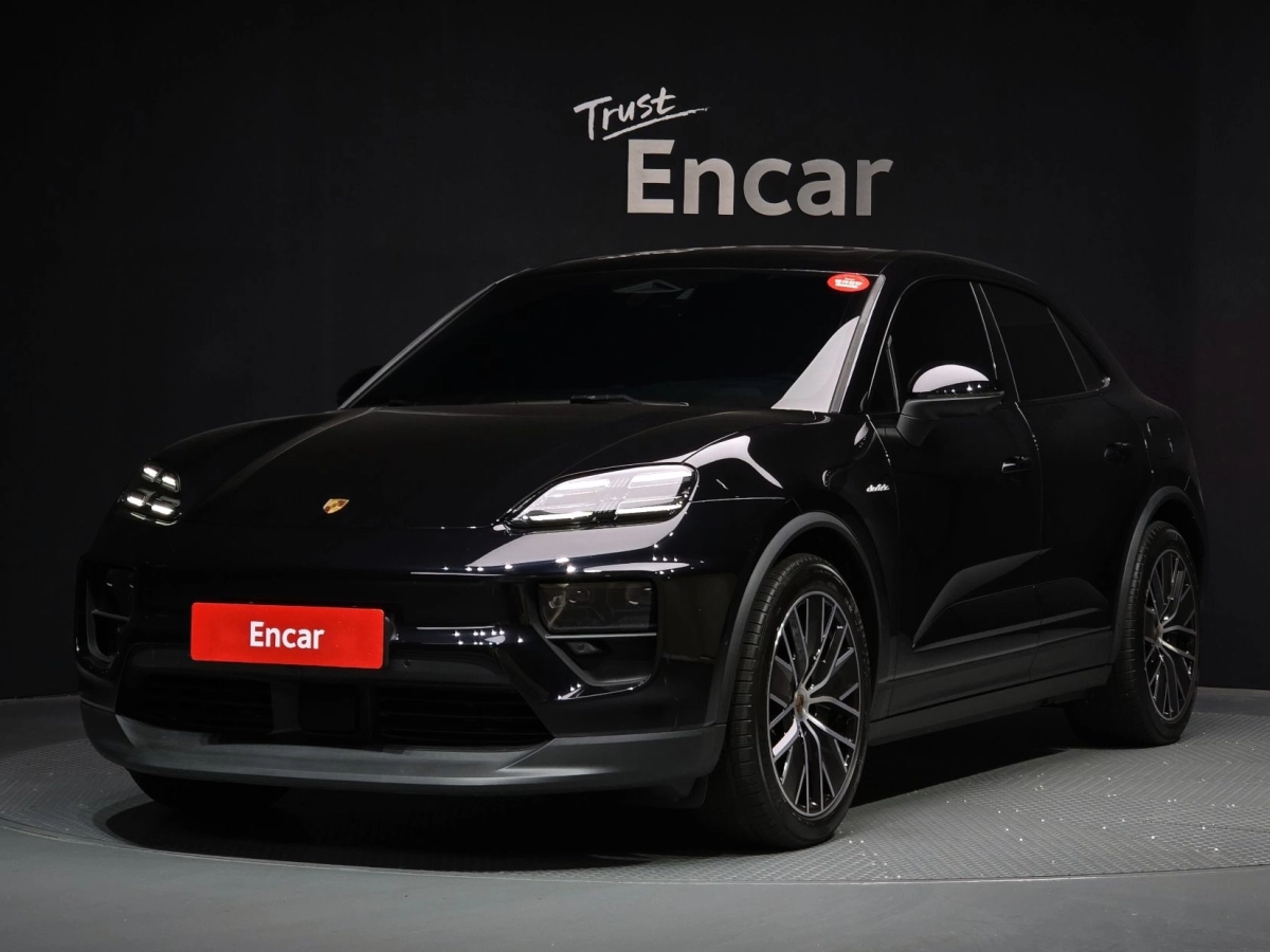 PORSCHE MACAN EV