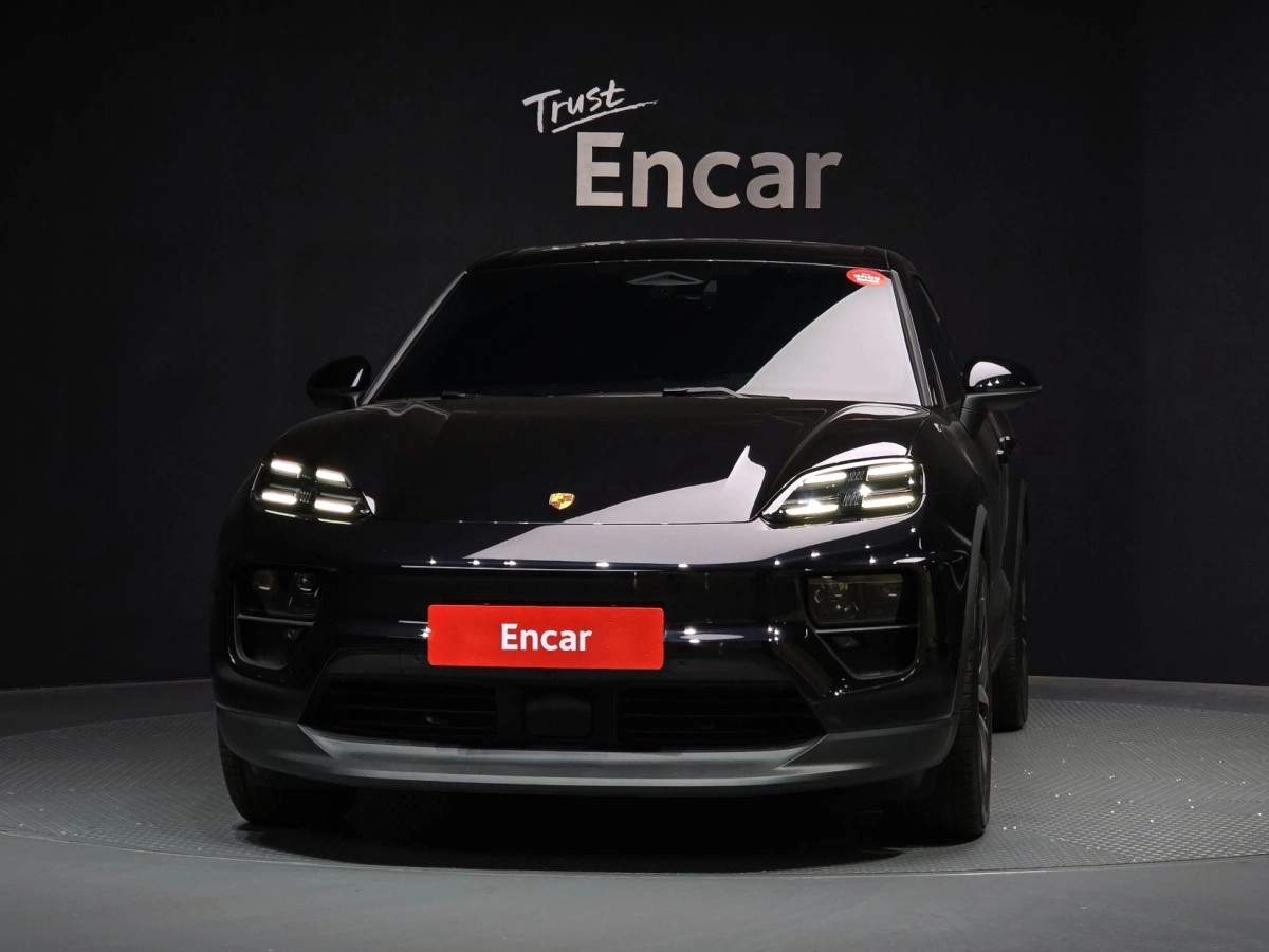 PORSCHE MACAN EV