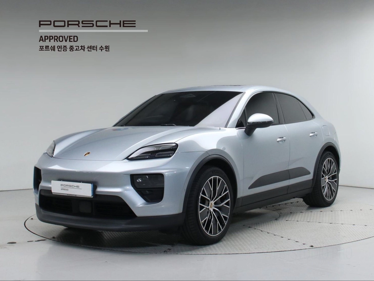 PORSCHE MACAN EV