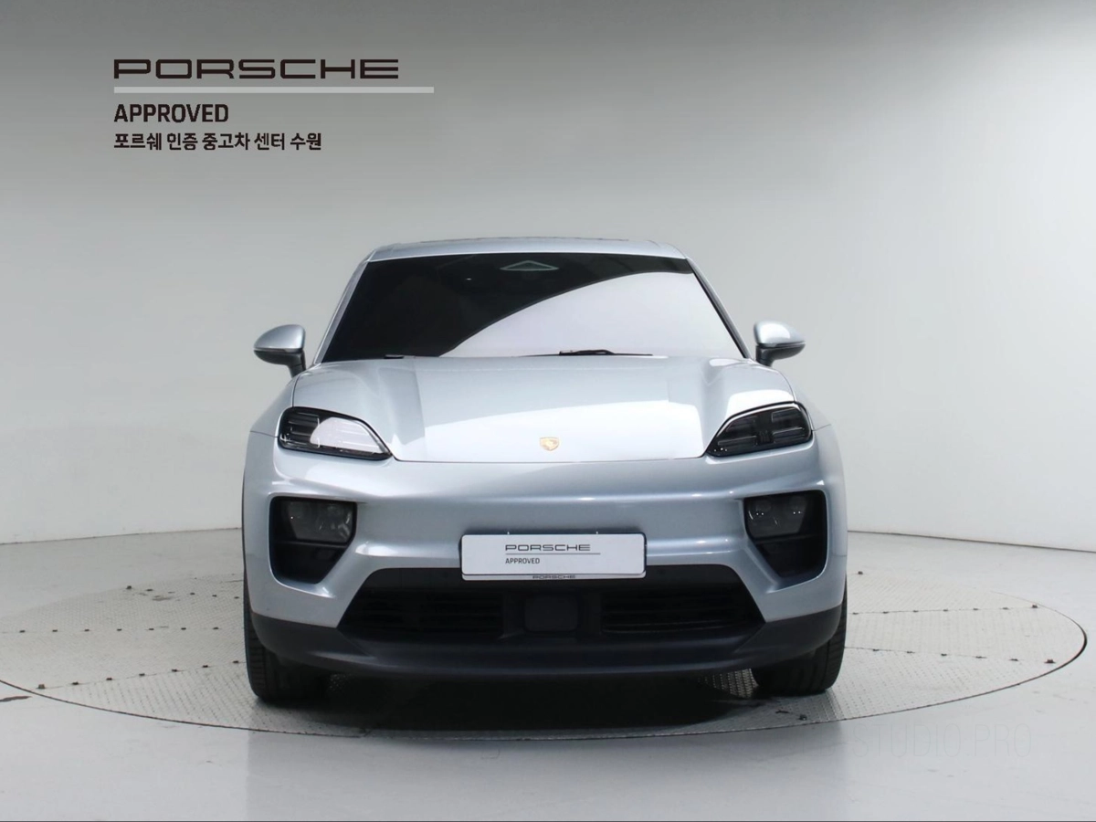 PORSCHE MACAN EV