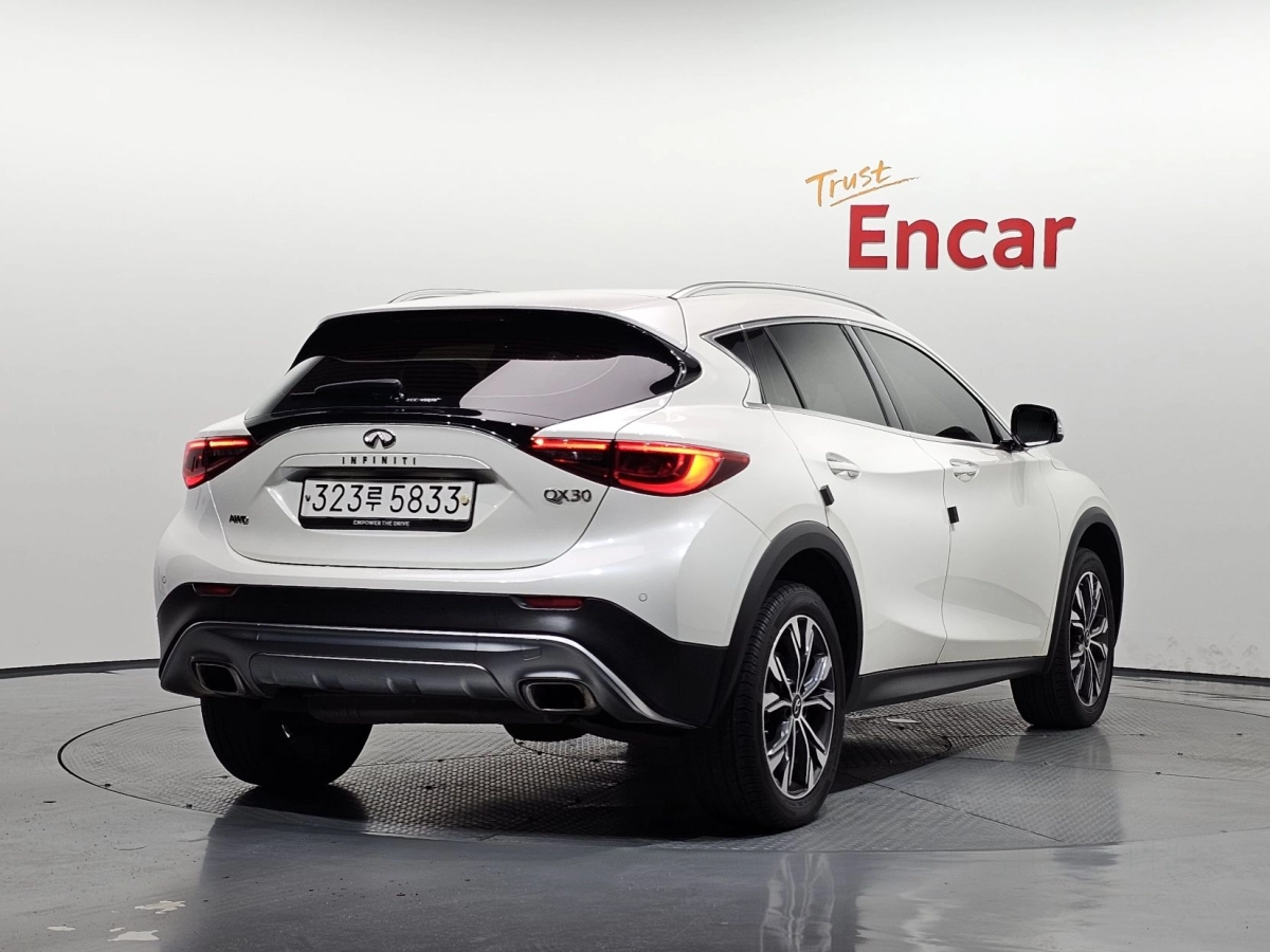 INFINITI QX30