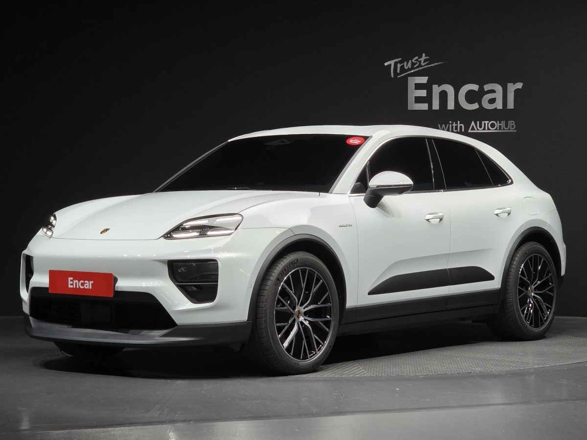 PORSCHE MACAN EV