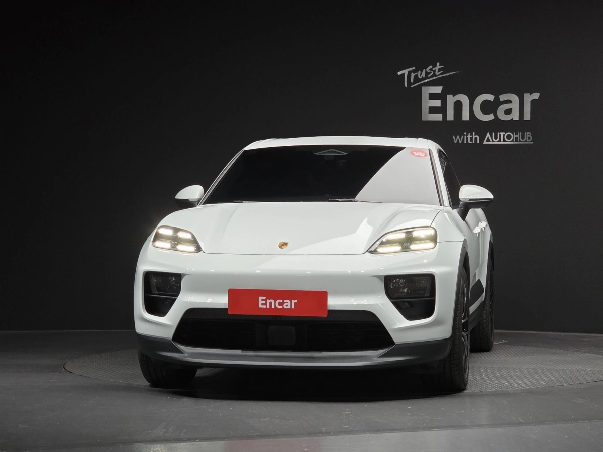 PORSCHE MACAN EV