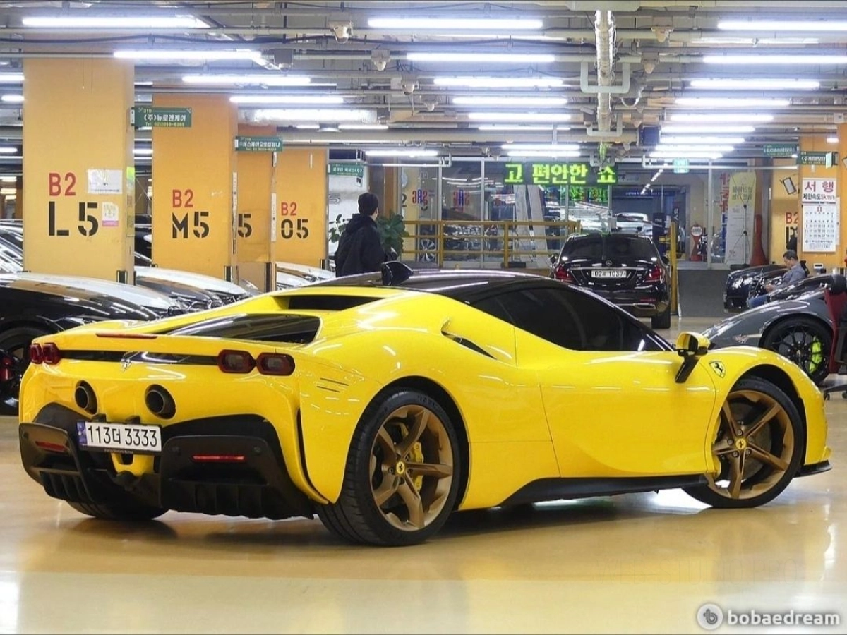 FERRARI SF90 STRADALE