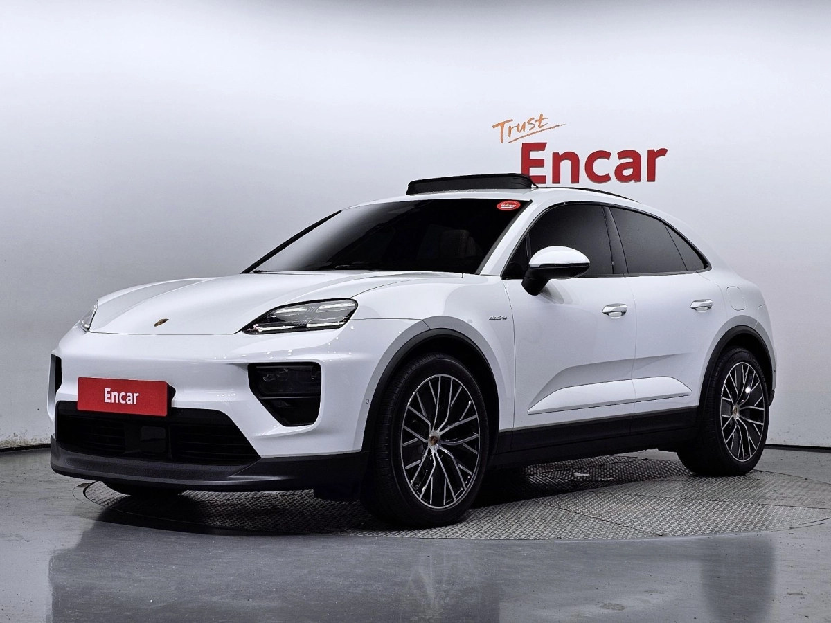 PORSCHE MACAN EV