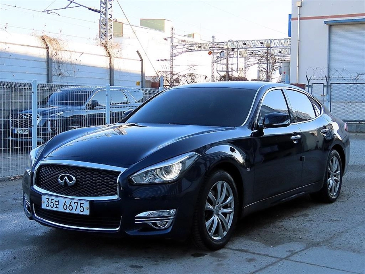 INFINITI Q70