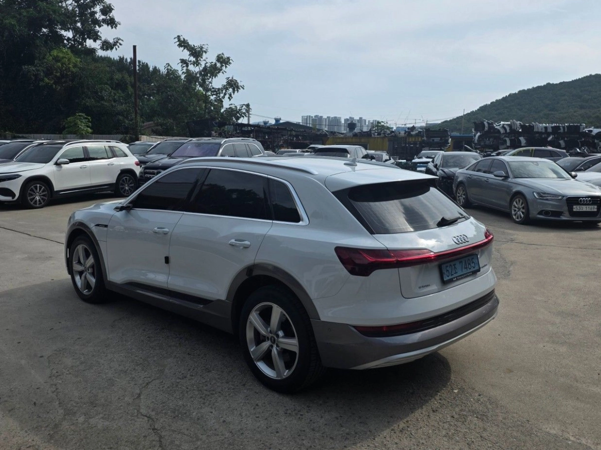 AUDI E-TRON