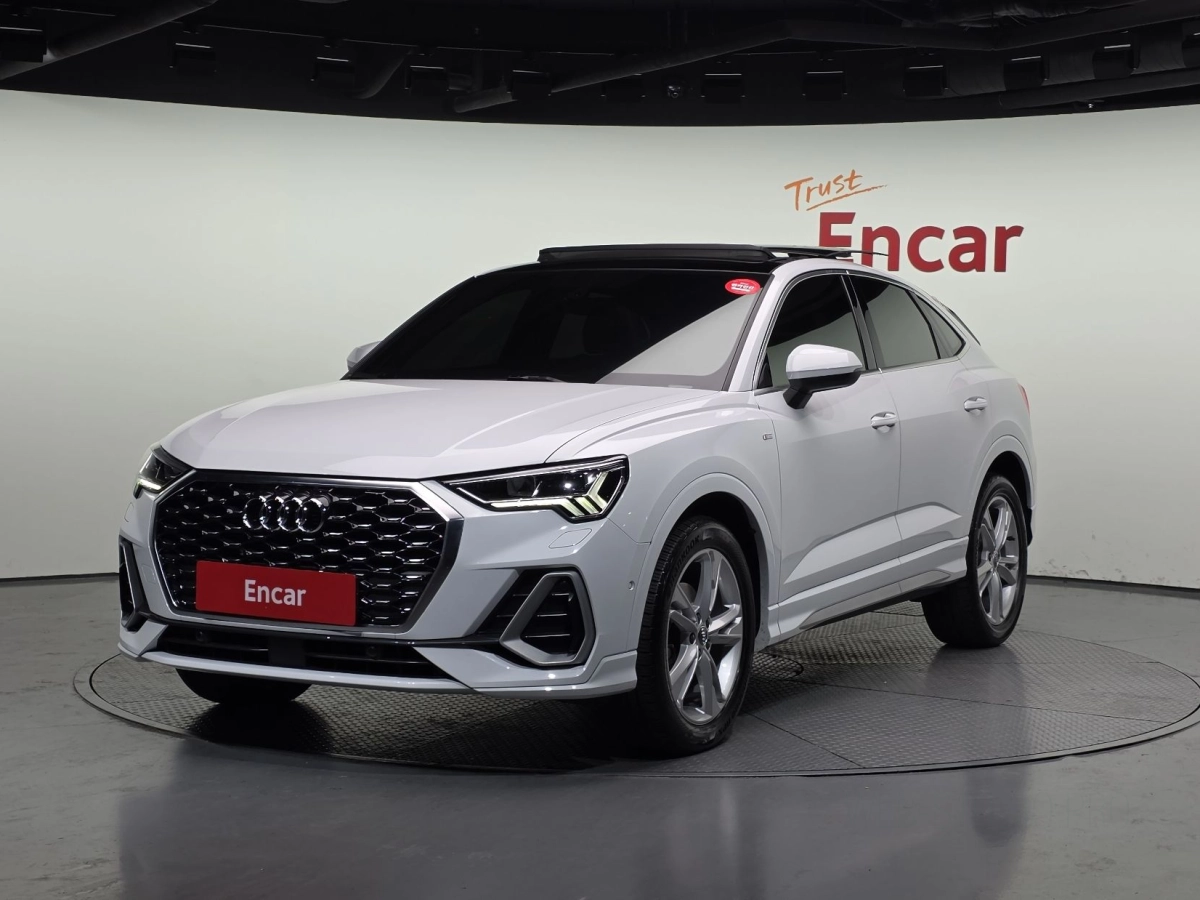 AUDI Q3 F3