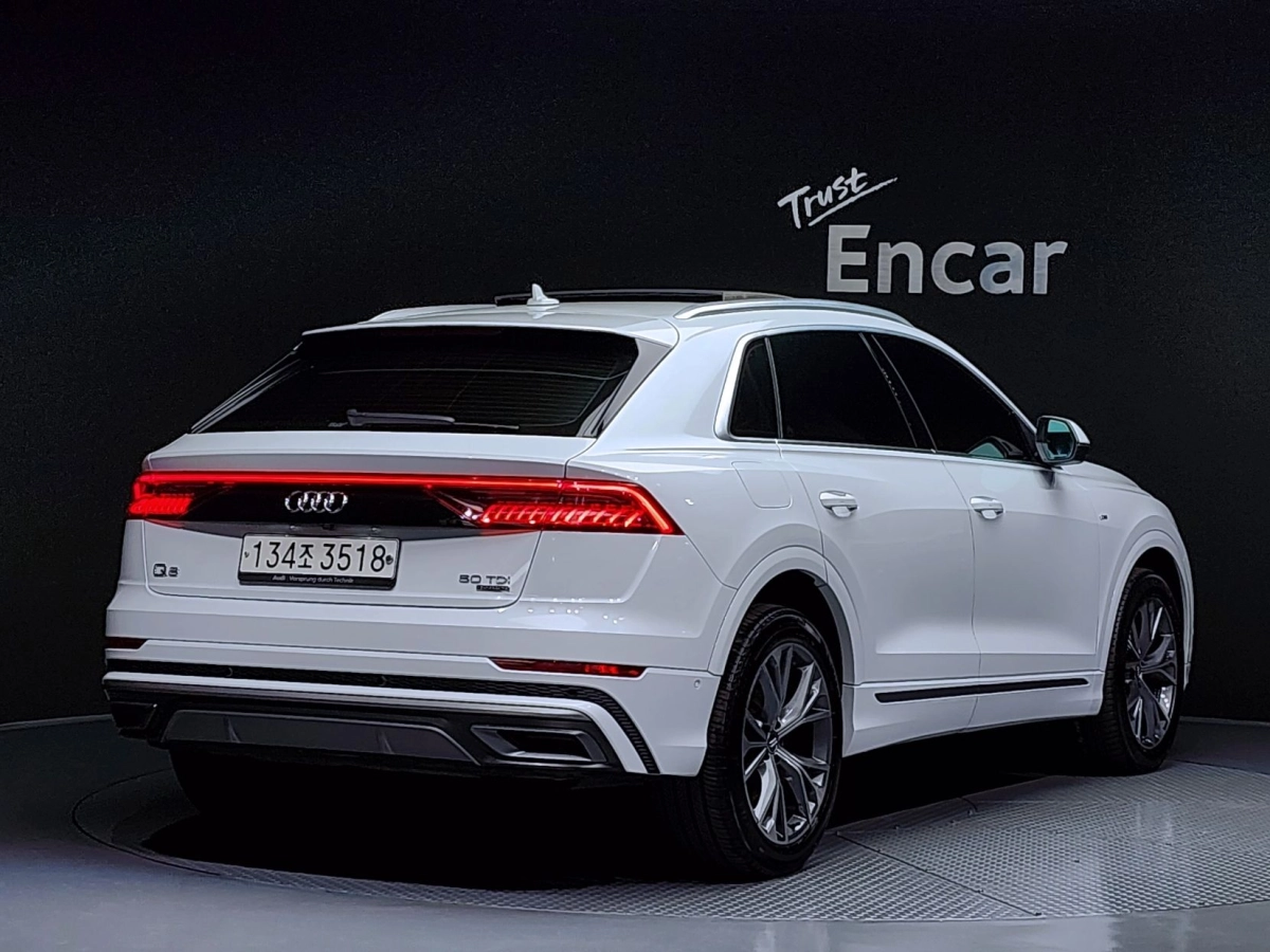 AUDI Q8 4M