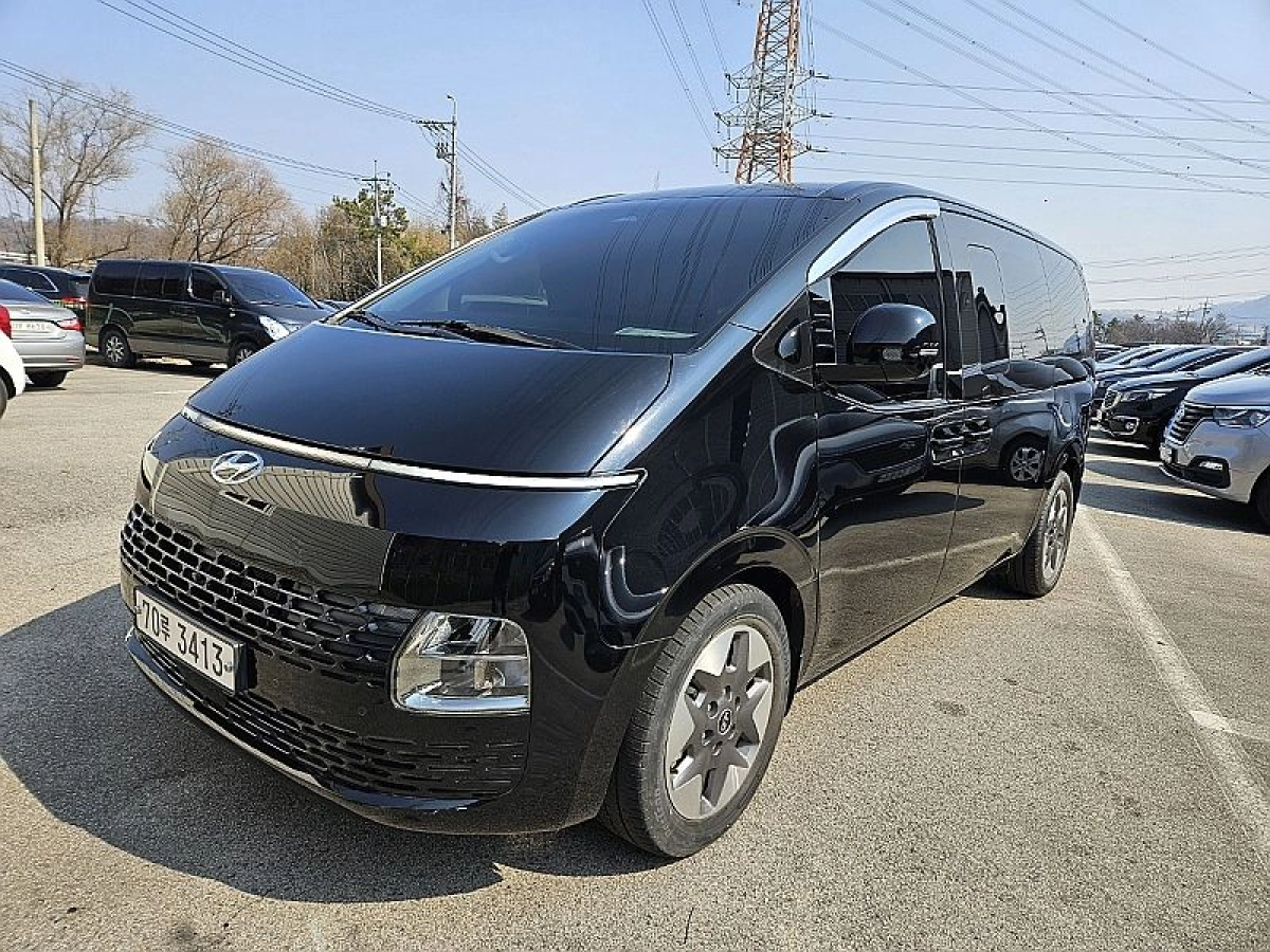 HYUNDAI STARIA