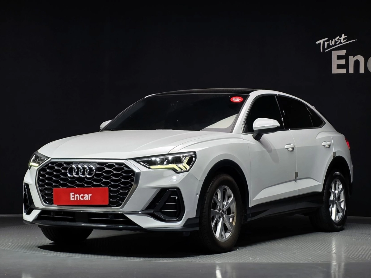 AUDI Q3 F3