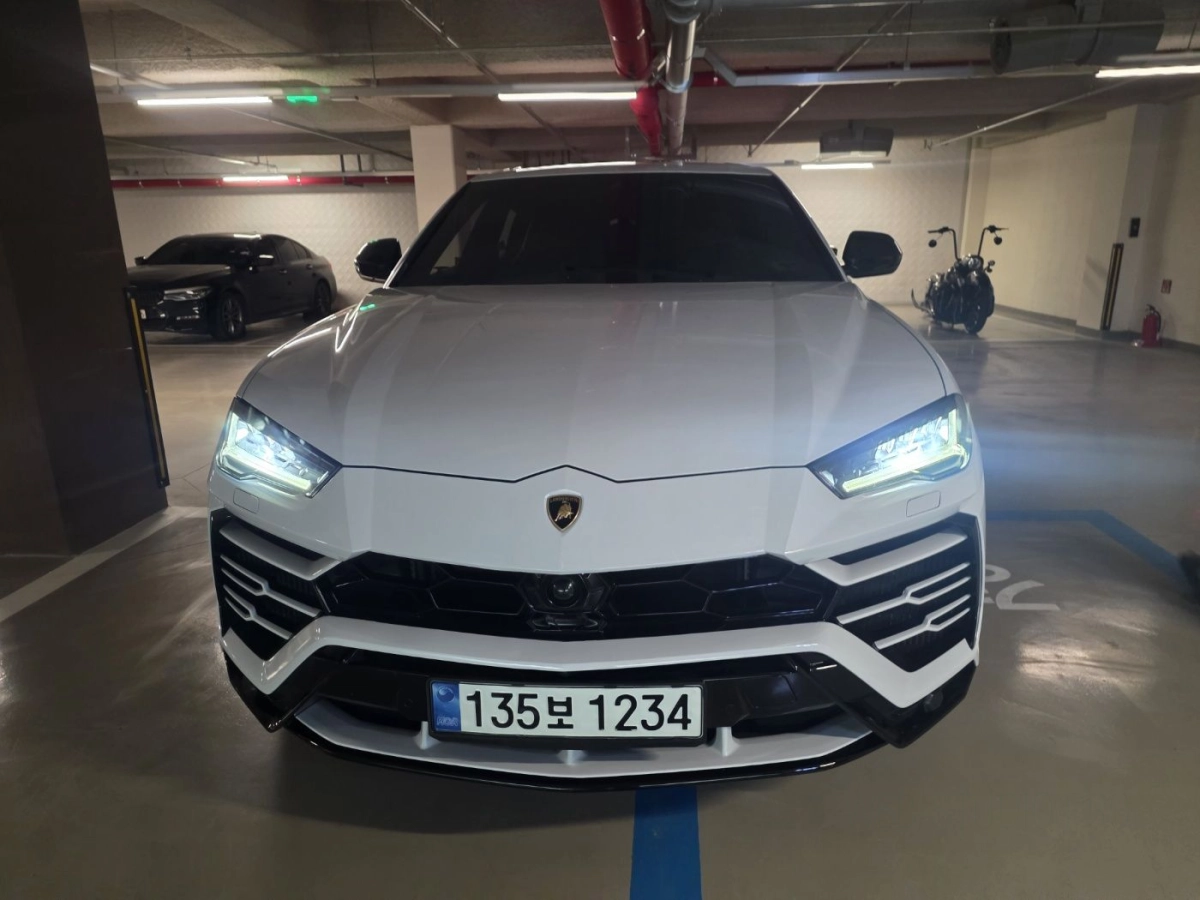 LAMBORGHINI URUS