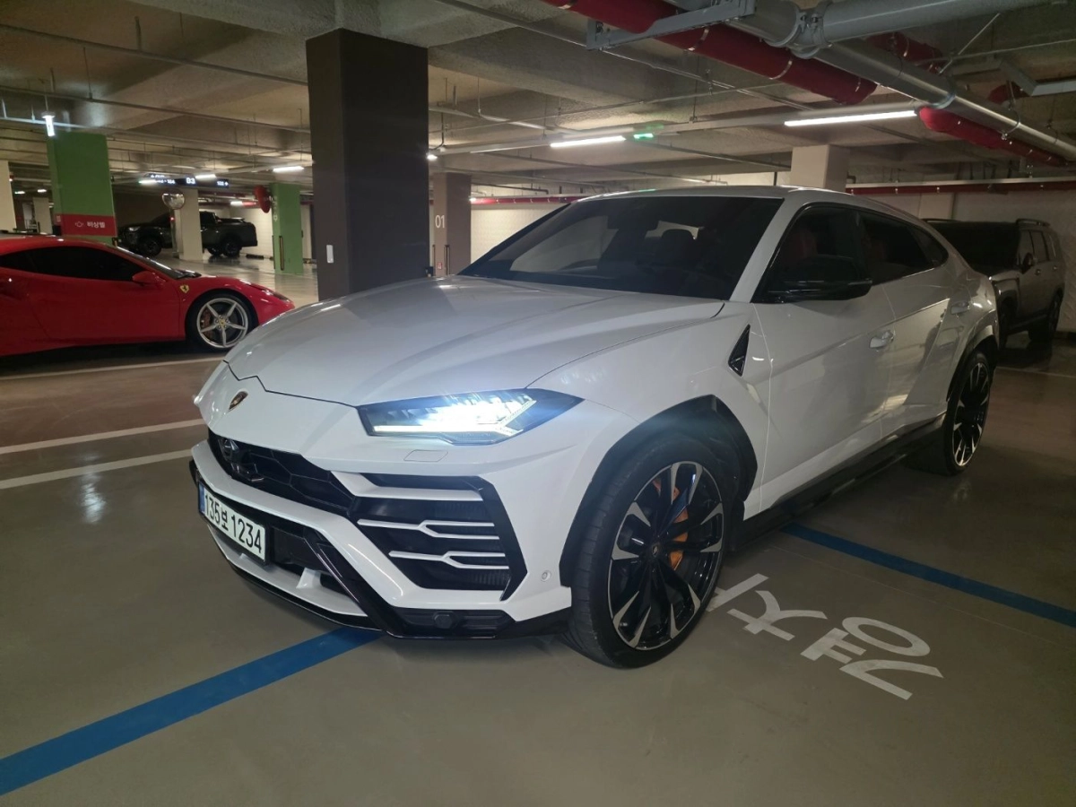 LAMBORGHINI URUS