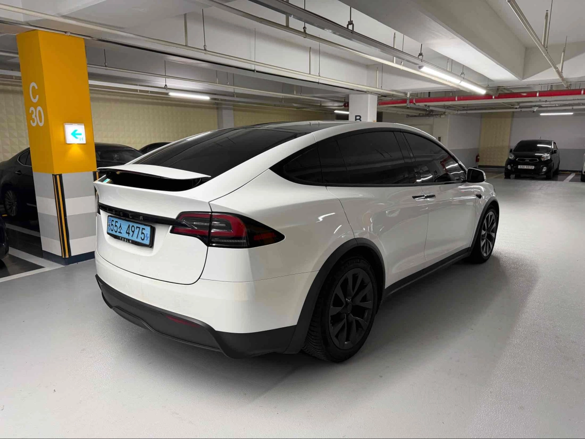 TESLA MODEL X