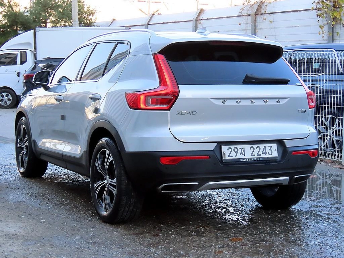 VOLVO XC40