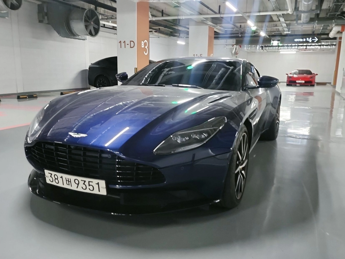 ASTON MARTIN DB11  2019