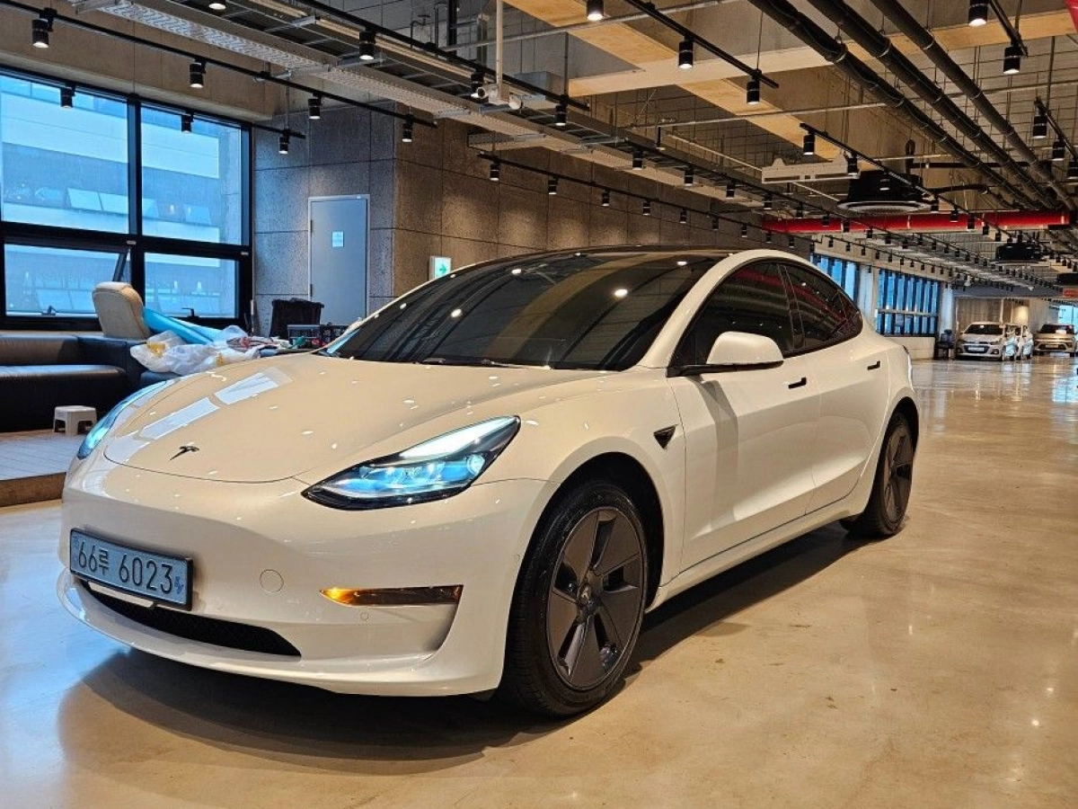 TESLA MODEL 3