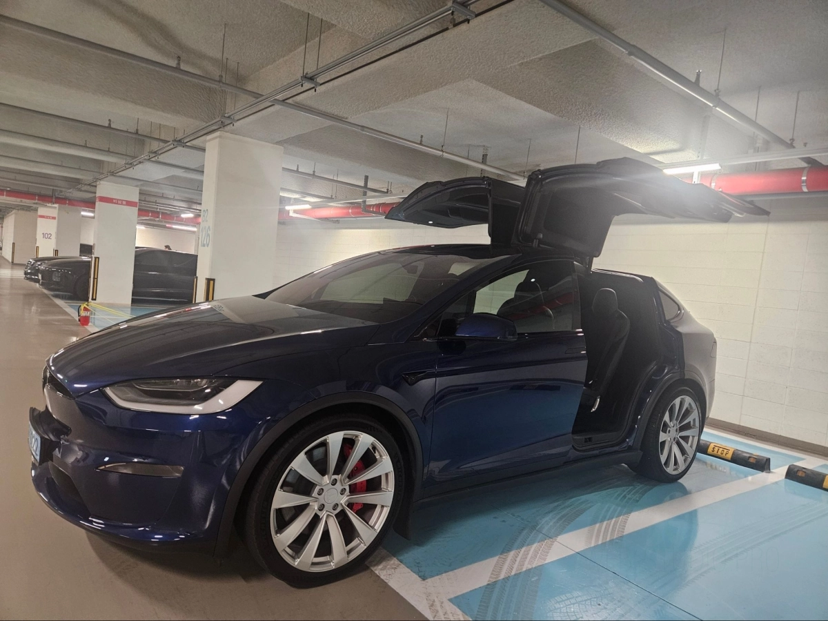 TESLA MODEL X