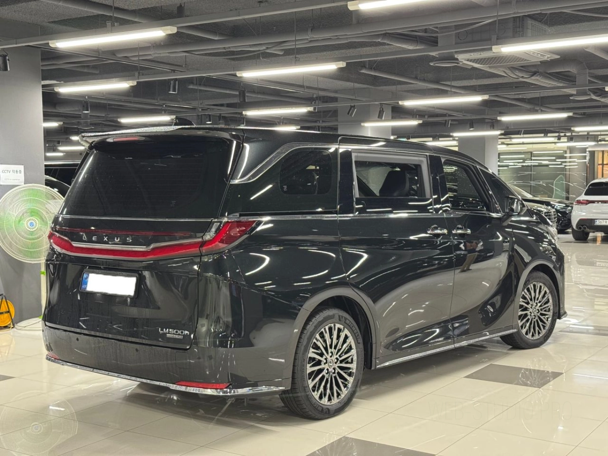 LEXUS LM