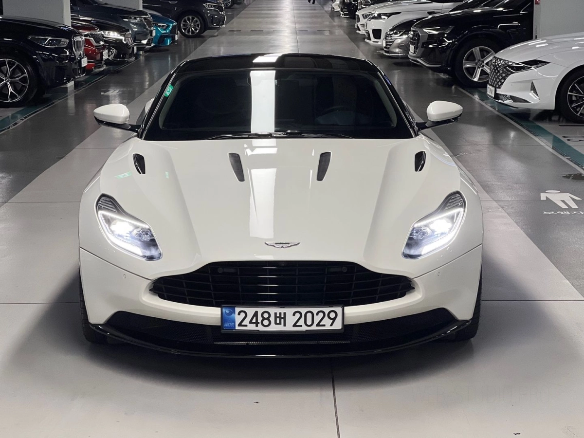 ASTON MARTIN DB11  2019