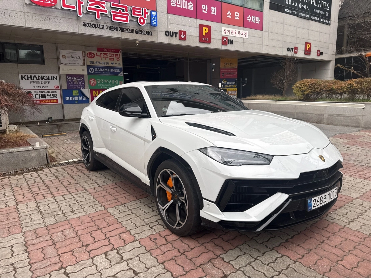 LAMBORGHINI URUS