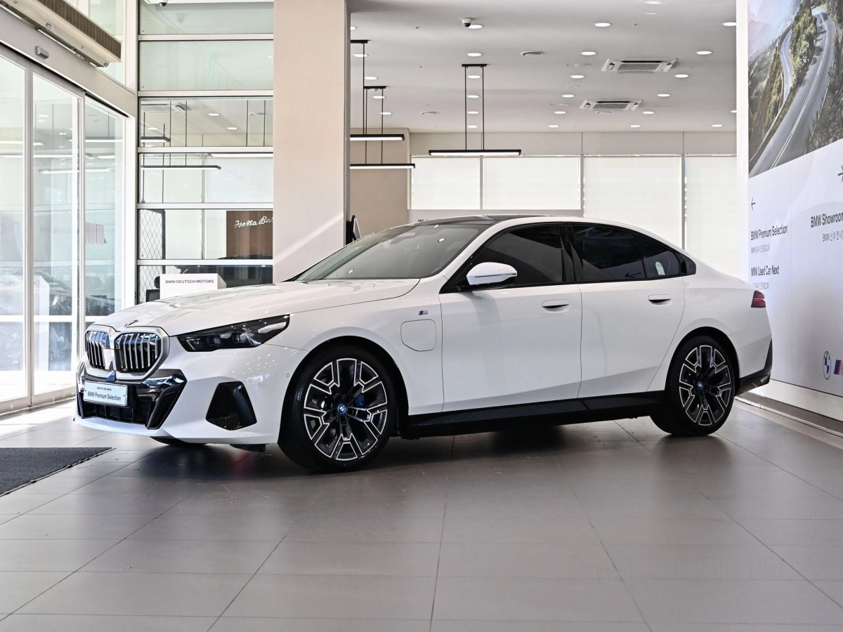 BMW 5-SERIES G60 2025