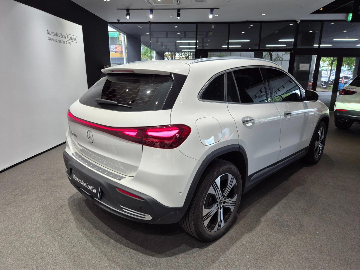 MERCEDES BENZ EQA H243