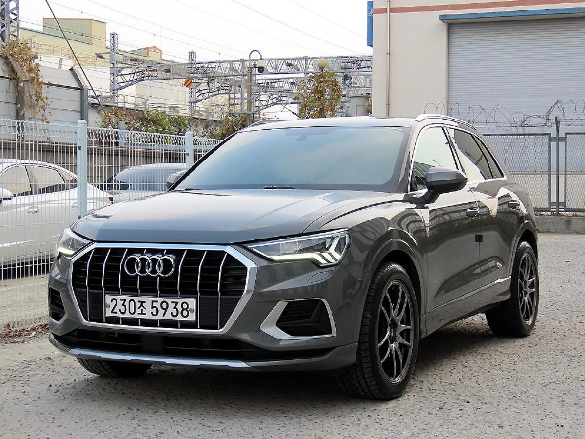 AUDI Q3 F3