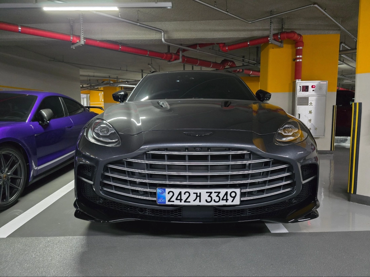 ASTON MARTIN DBX  2023