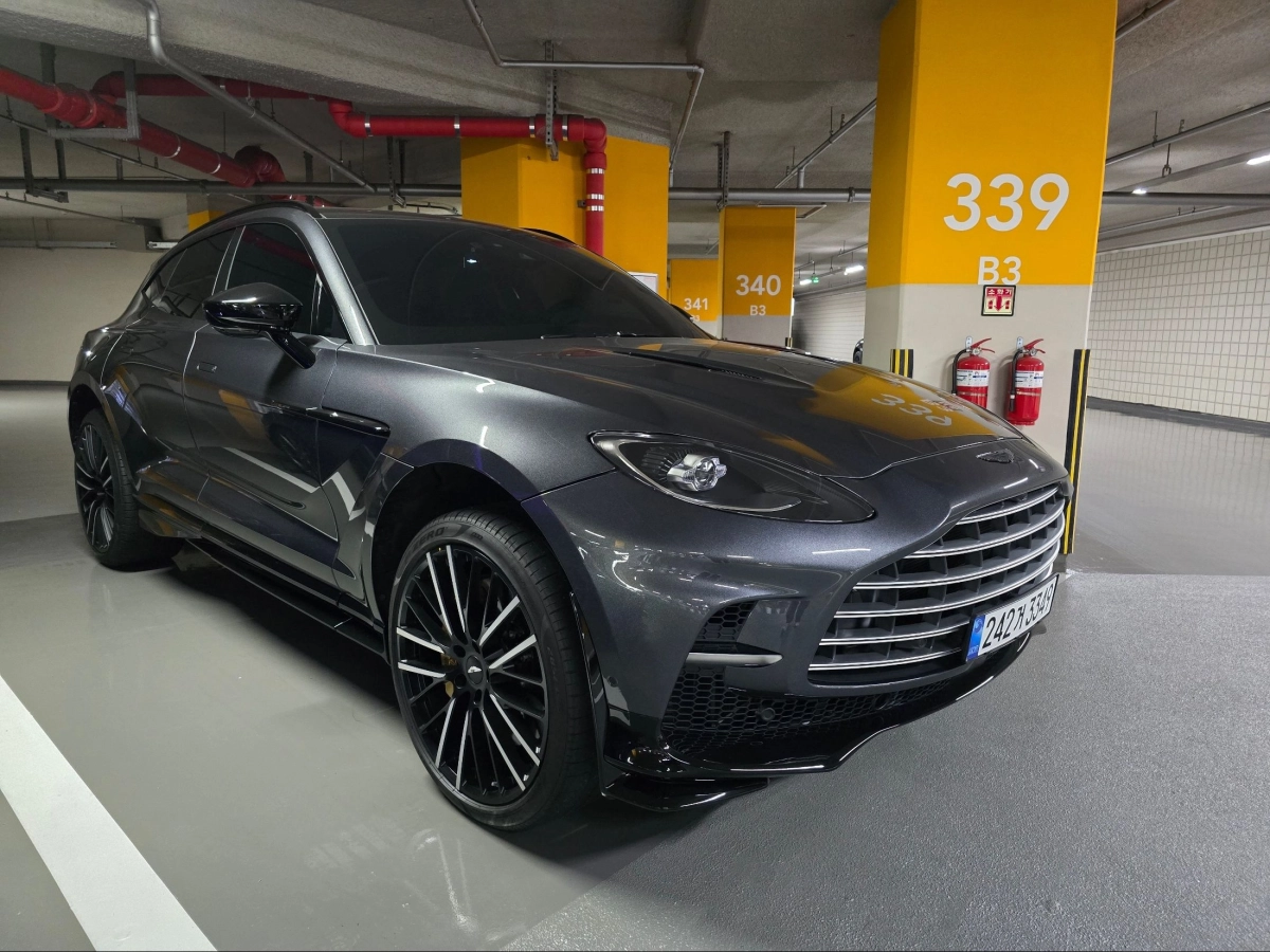 ASTON MARTIN DBX