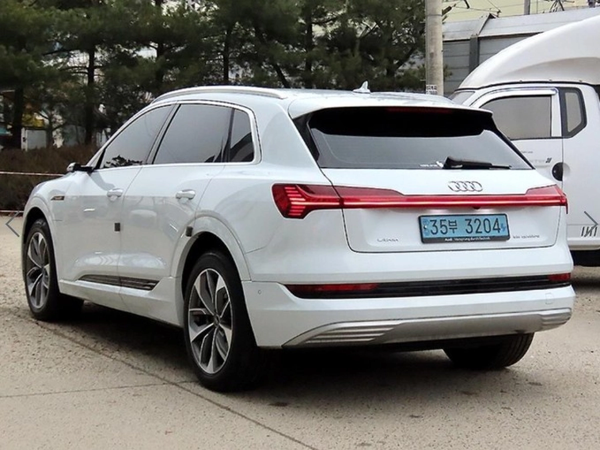 AUDI E-TRON