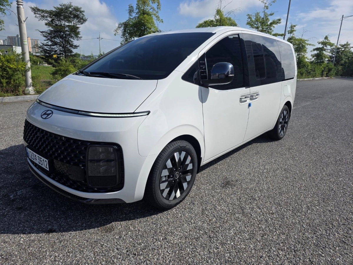 HYUNDAI STARIA 2025