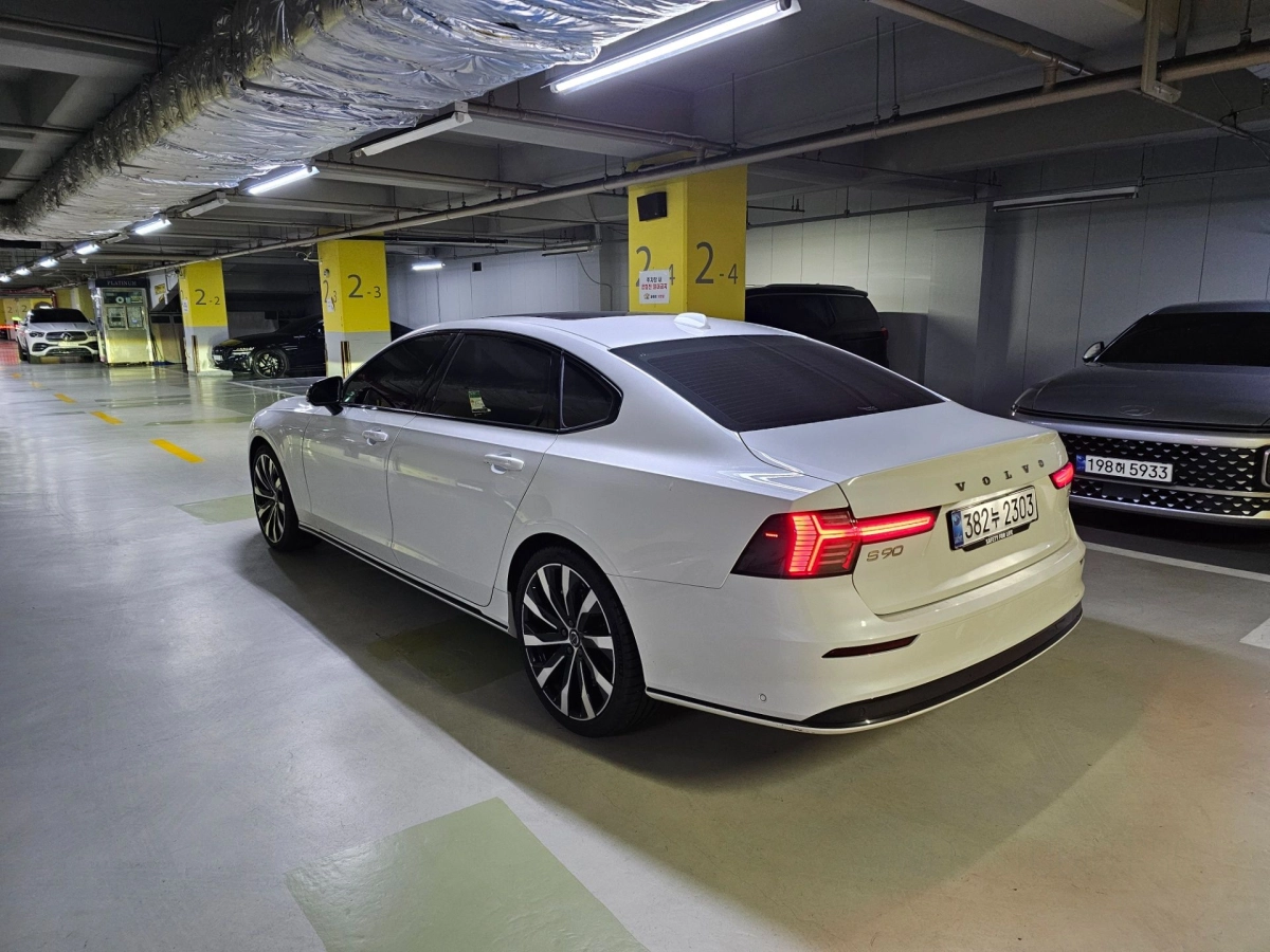 VOLVO S90