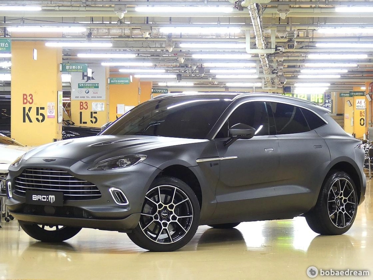 ASTON MARTIN DBX