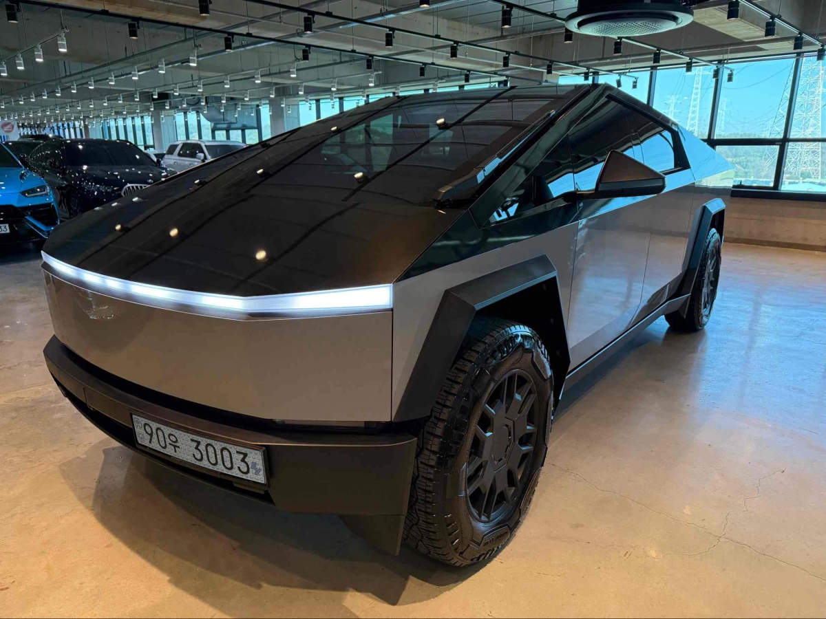 TESLA CYBERTRUCK  2025