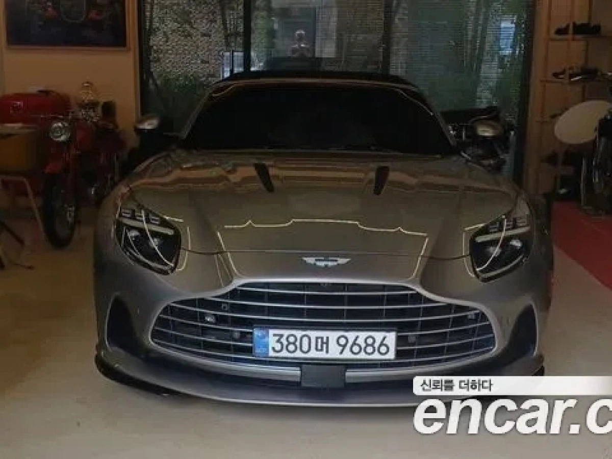 ASTON MARTIN DB12  2025