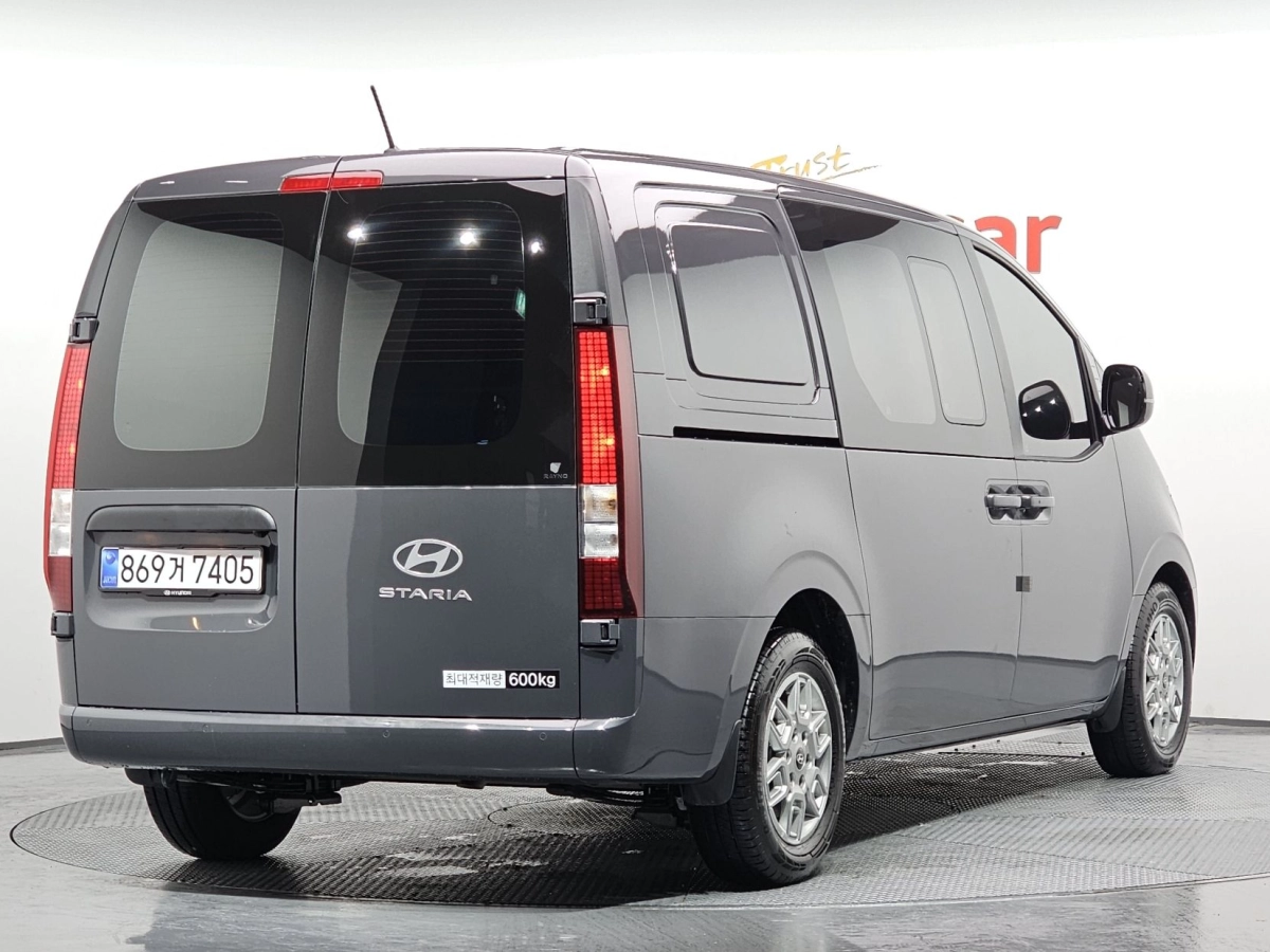 HYUNDAI STARIA