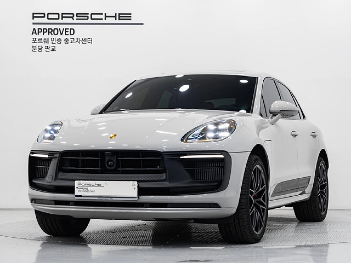 PORSCHE MACAN