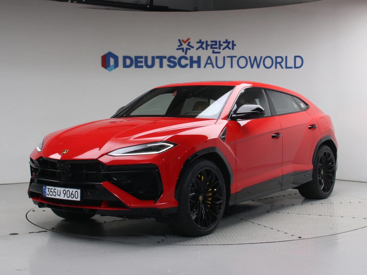 LAMBORGHINI URUS  2025