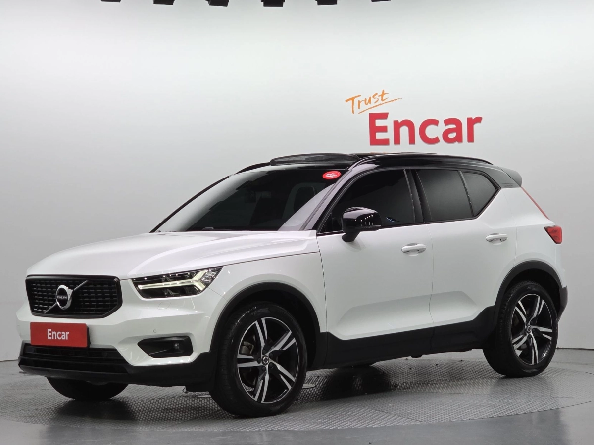 VOLVO XC40