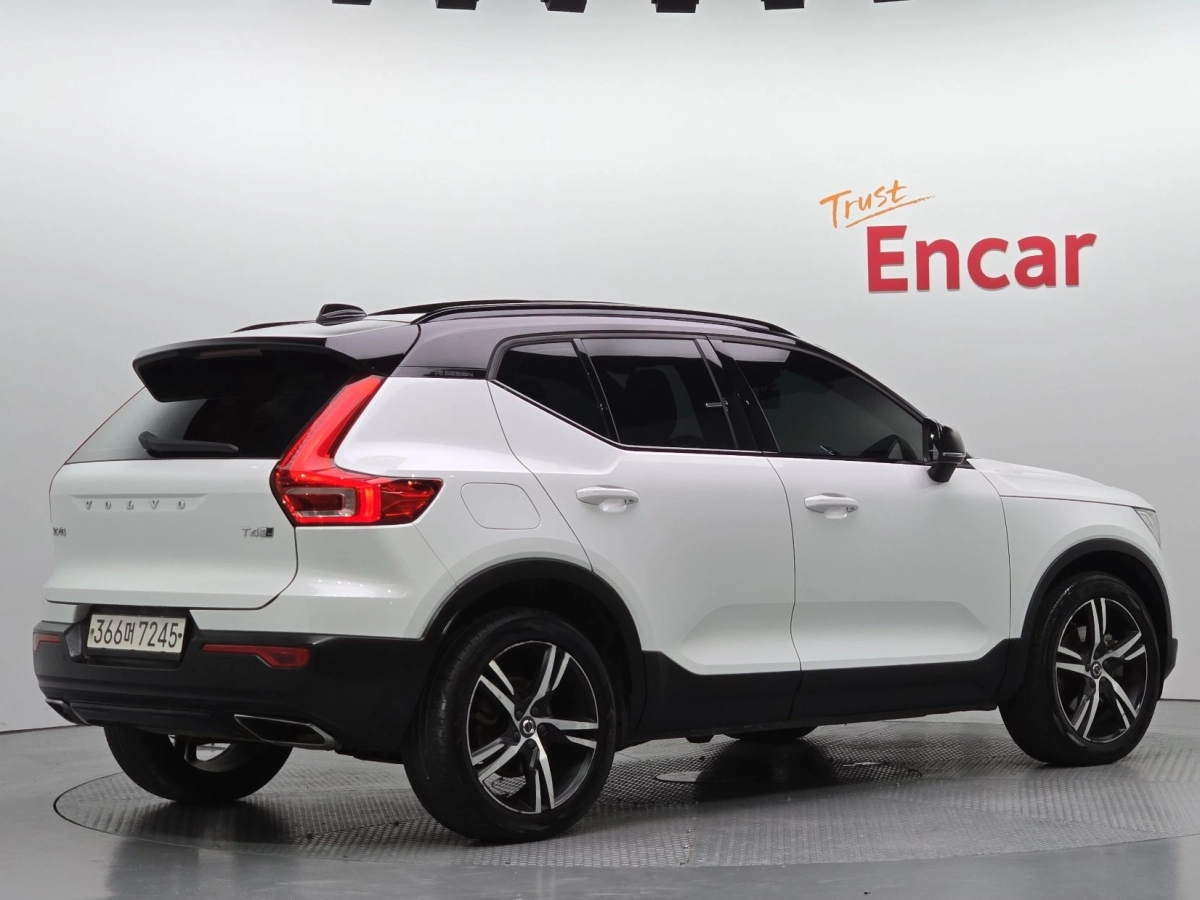 VOLVO XC40