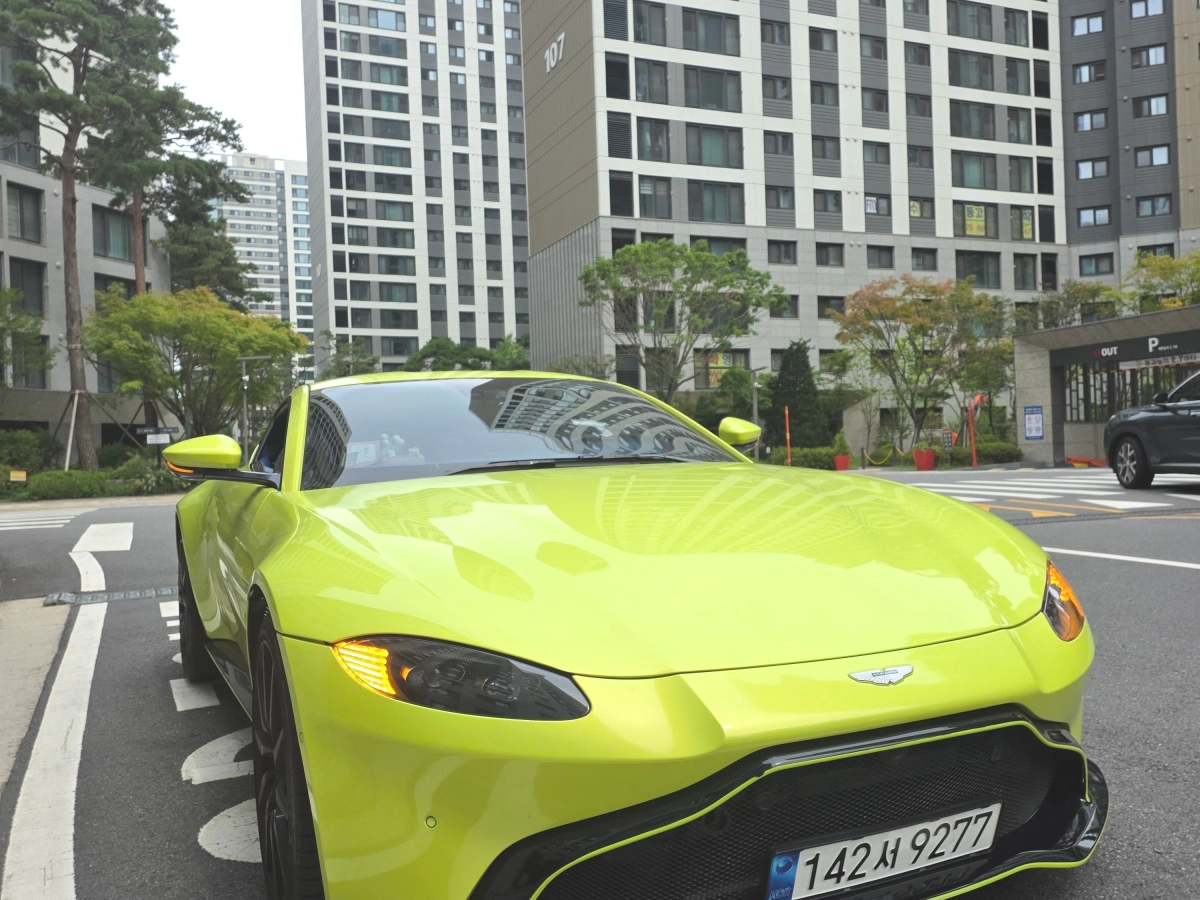 ASTON MARTIN VANTAGE  2019