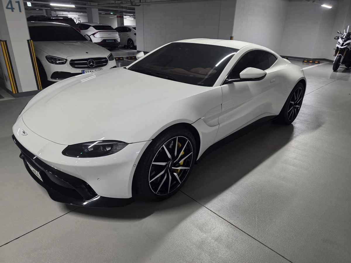 ASTON MARTIN VANTAGE  2019