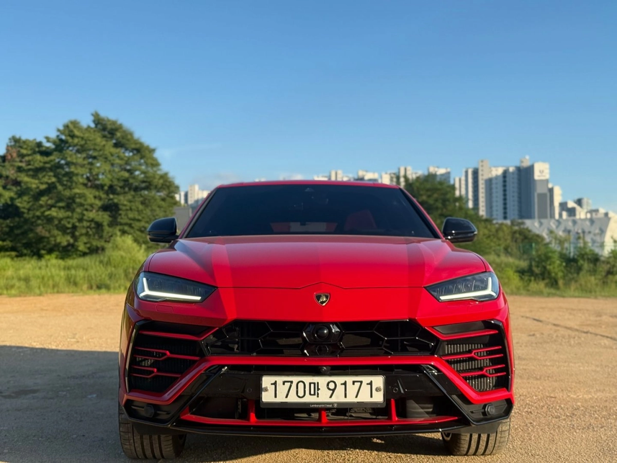 LAMBORGHINI URUS