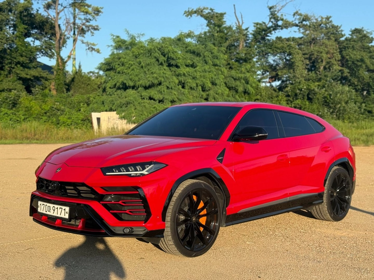 LAMBORGHINI URUS