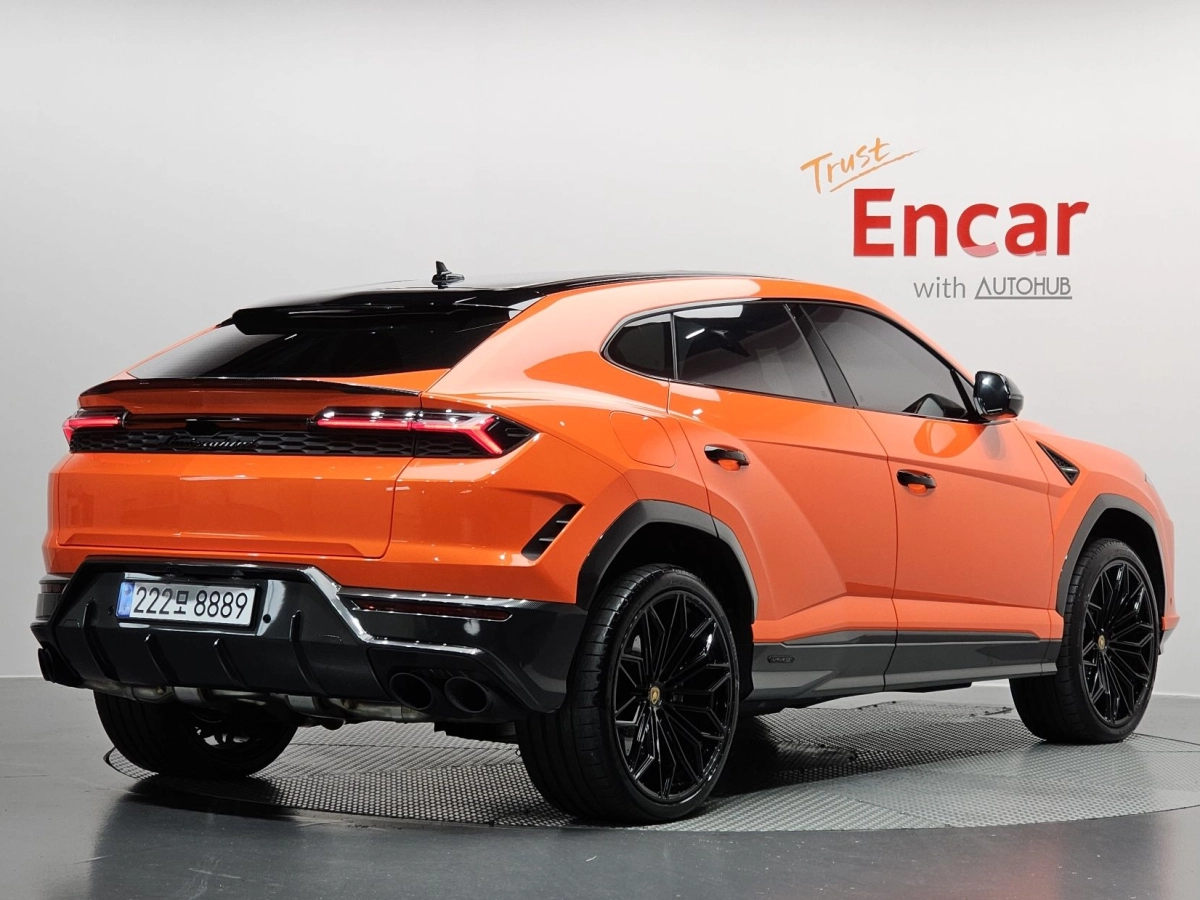 LAMBORGHINI URUS