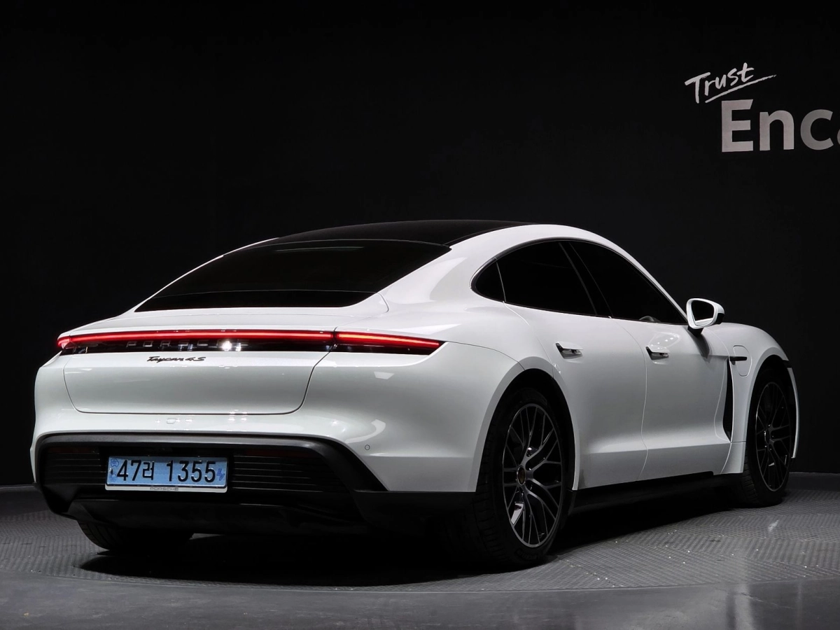 PORSCHE TAYCAN
